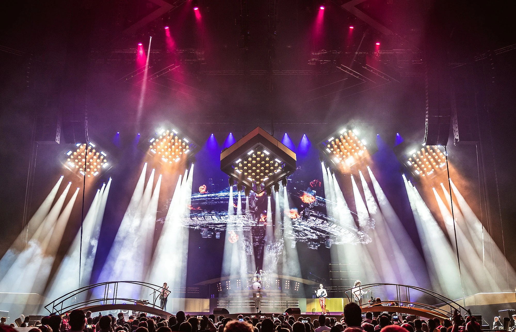 Queen Relived by Queenie, stage O2 Arena